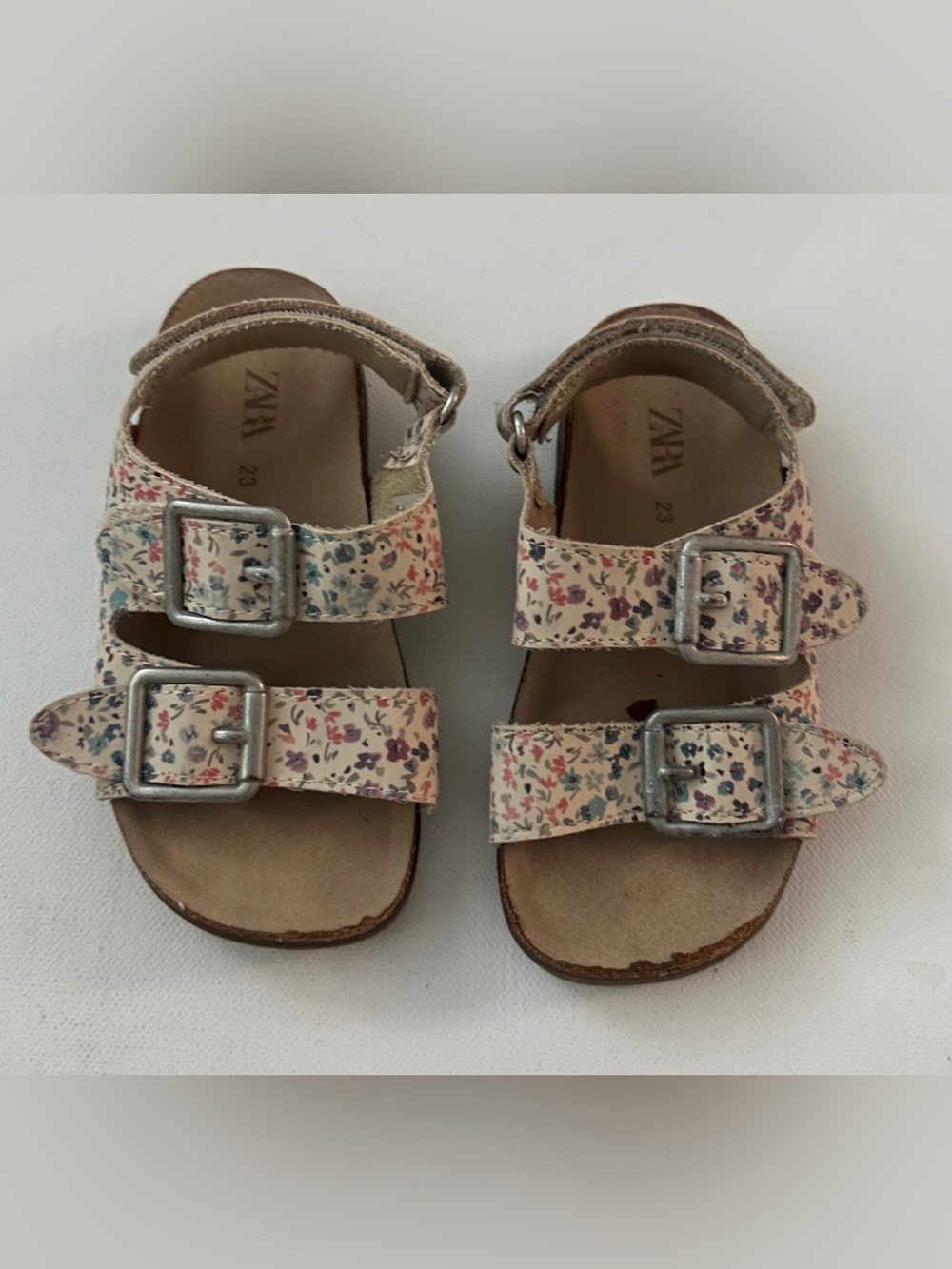 Zara girl’s floral leather buckle sandals. Size 7 US - 23 EU.